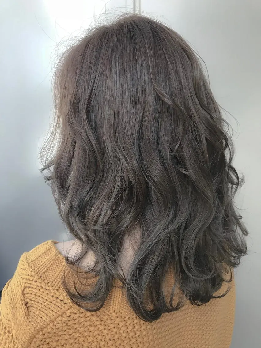 ミディアム カラー グレージュ ミルクティーグレージュ 【透明感、艶髪】西村 有司のヘアスタイル