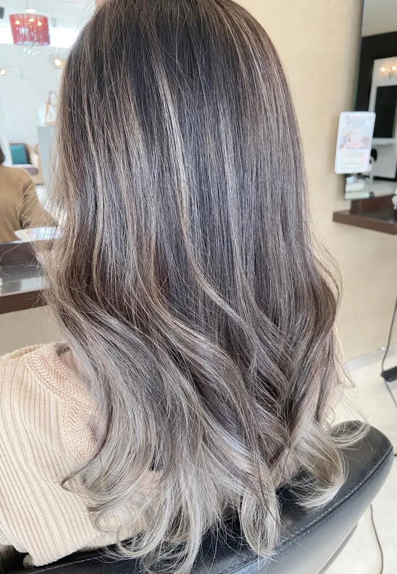 ロング カラー バレイヤージュ レイヤーカット ヘアカラー トリートメント 浅川 実行のヘアスタイル