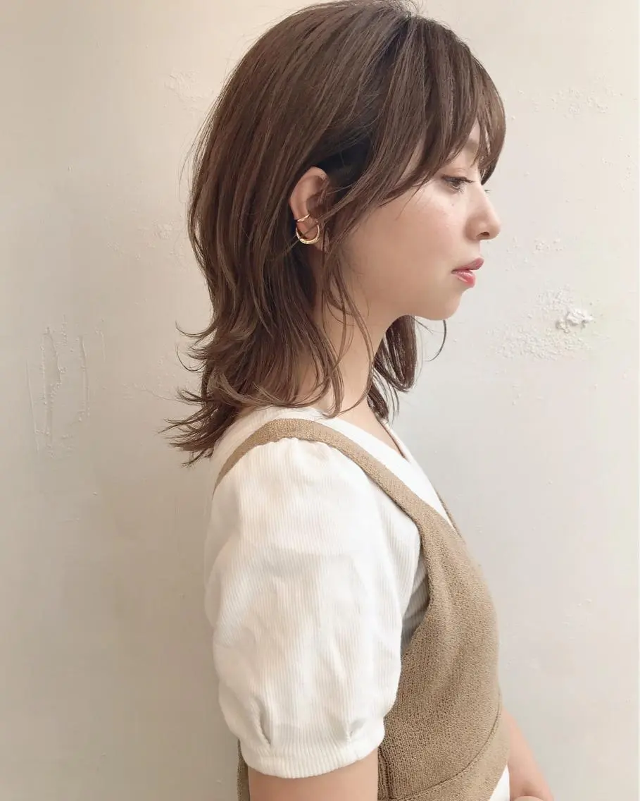 ミディアム レイヤーカット ウルフカット ウルフレイヤー 鎌倉 彩のヘアスタイル