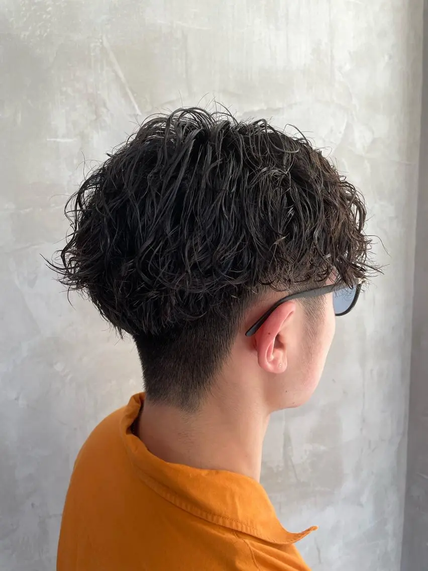 ショート パーマ メンズ センターパート メンズパーマ 波巻きスパイラルパー マ/シャドウパーマ駿のヘアスタイル
