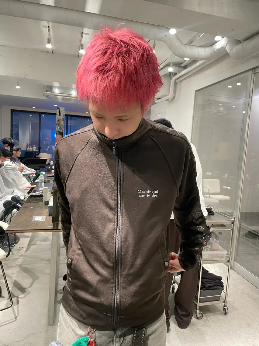 ショート カラー メンズ メンズバレイヤージュ メンズブリーチ センターパート フェードカット メンズハイライト カット ヘアカラー トリートメント スパイラルパーマ 🌐hina⭐️のヘアスタイル