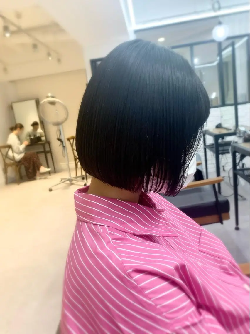 ミディアム カラー パーマ ヘアアレンジ メンズ キッズ ネイル マツエク・マツパ アイブロウ カット 縮毛矯正 レイヤーカット／ 巻ける縮毛矯正のヘアスタイル