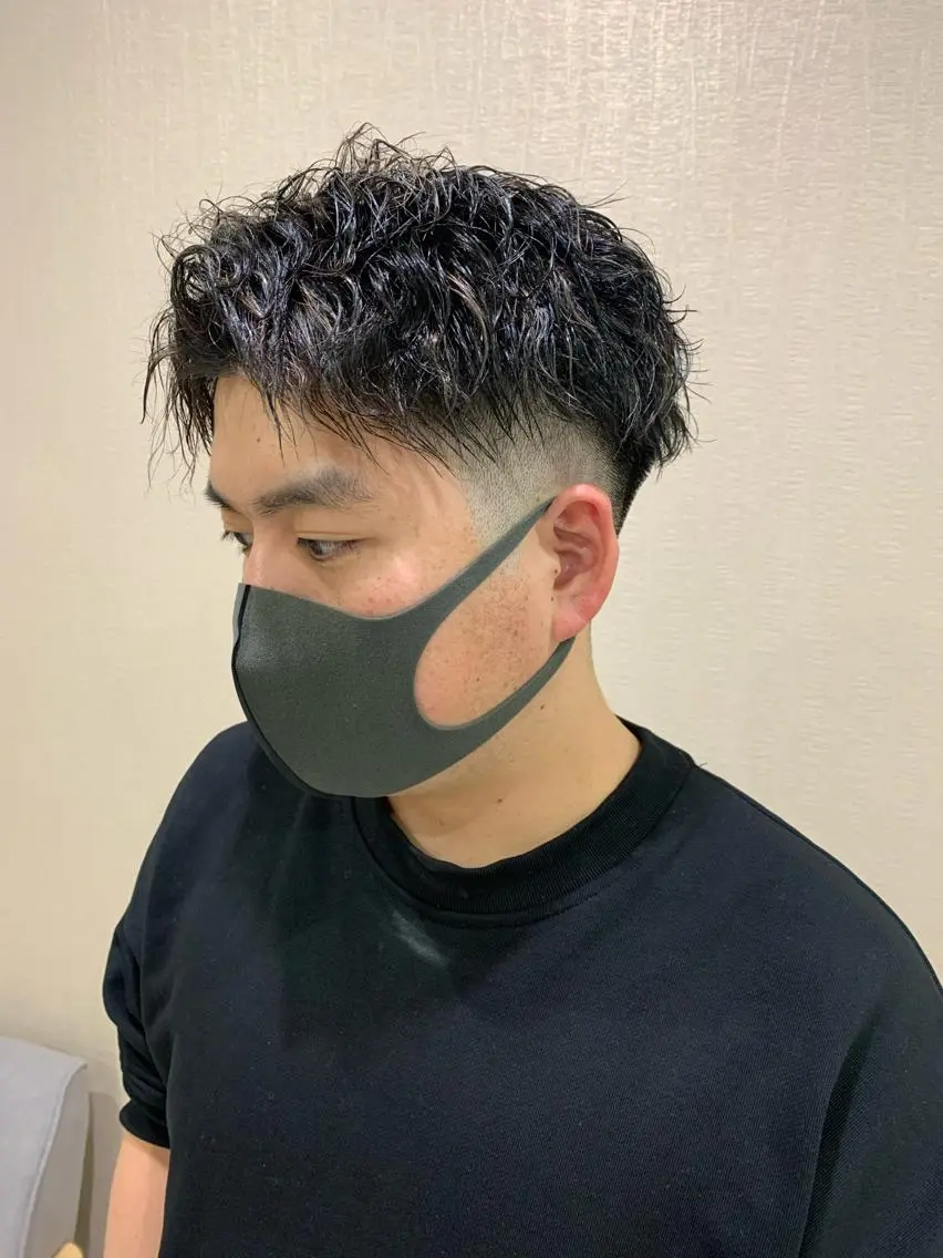 ショート カラー パーマ メンズ メンズハイライト メンズパーマ メンズツイストパーマ ハイライトカラー ハイライト 大人男髪/メンズ パーマ/hiroのヘアスタイル
