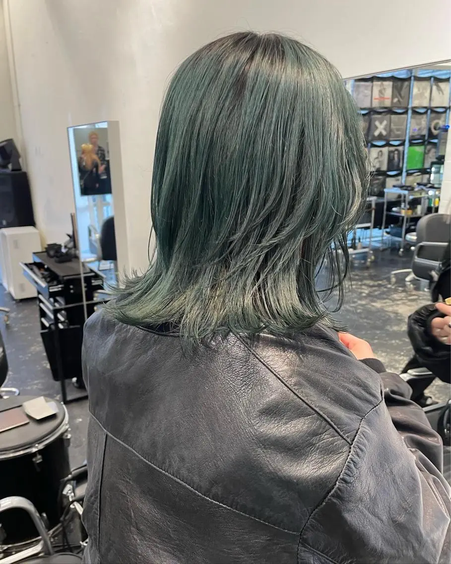 セミロング カラー パーマ ヘアアレンジ メンズ キッズ ネイル マツエク・マツパ アイブロウ メンズブリーチ ブリーチ グリーン カット ヘアカラー トリートメント 艶ハイトーン/ヘア アレンジAYAKAのヘアスタイル