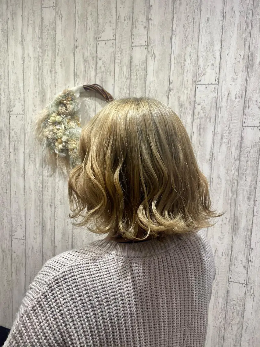 ショート カラー ブロンド ハイトーンカラー ホワイトブロンド ヘアカラー トリートメント 🦋店長🦋 ほんさわ みずきのヘアスタイル