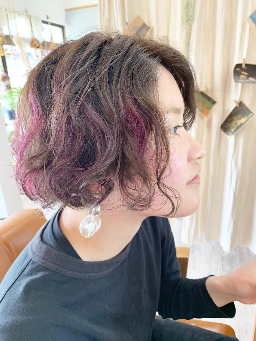 ショート カラー ベージュカラー ハイライトカラー パープルカラー ハイライト ヘアカラー 佐藤 美咲のヘアスタイル