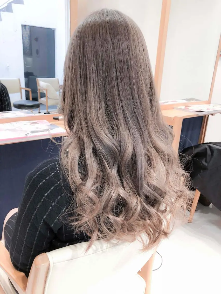 ロング カラー アッシュ ベージュカラー ミルクティーアッシュ ヘアカラー トリートメント Days 透明感カラーのヘアスタイル