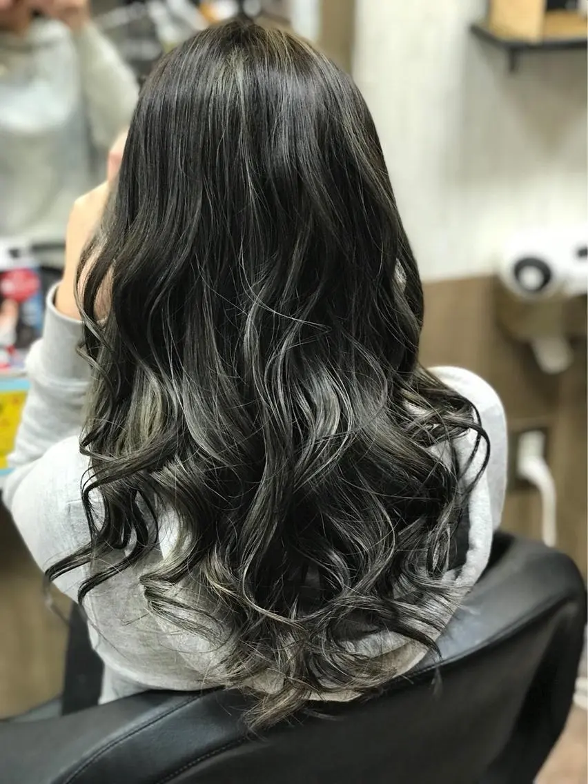 セミロング カラー ハイライトカラー ハイライト カット ヘアカラー ヘアサロンオスカー 岸和田蛸地蔵店のヘアスタイル