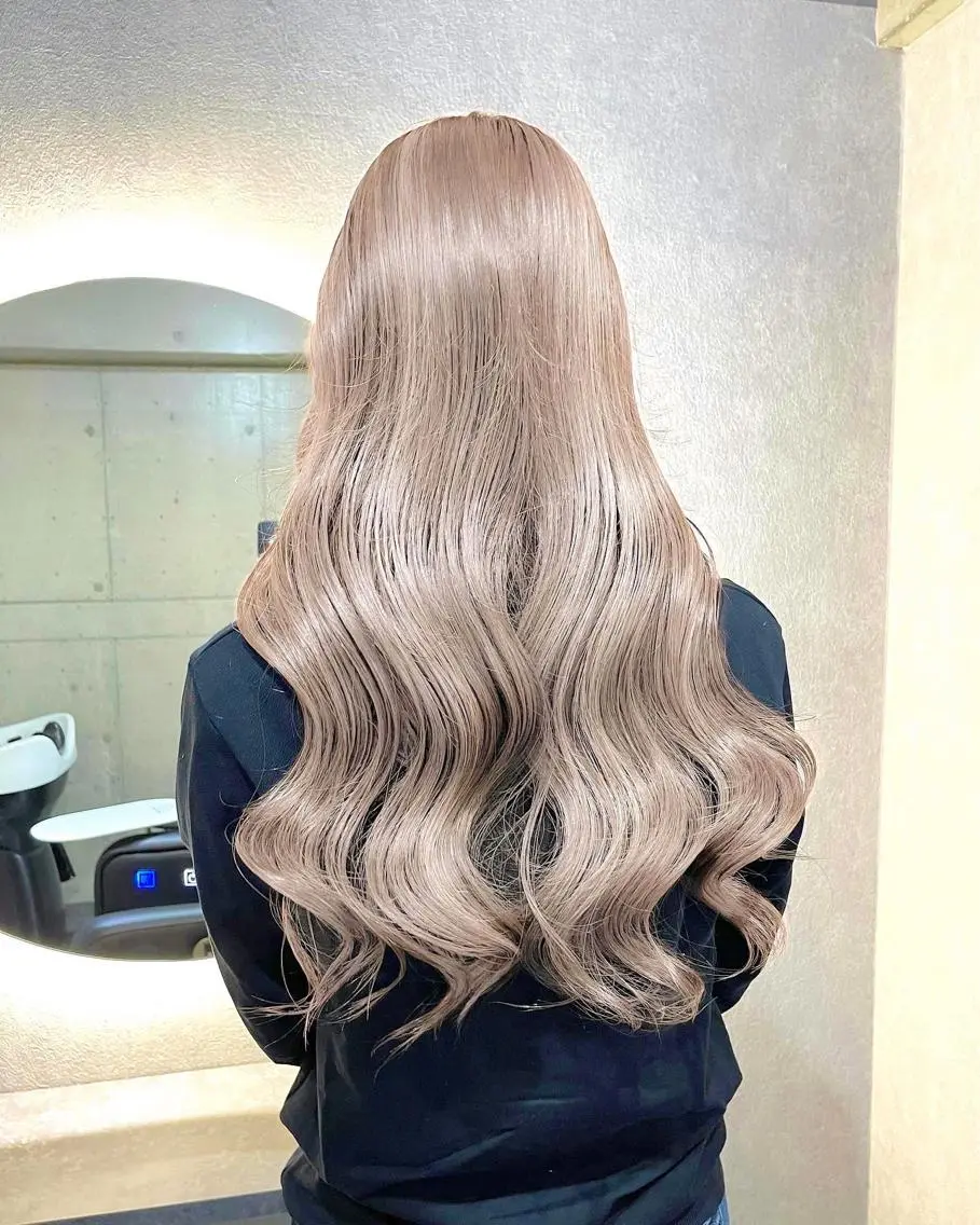ロング カラー ベージュカラー ダブルカラー ミルクティーベージュ カット ヘアカラー トリートメント 艶髪／ハイトーン ブリーチ／髪質改善のヘアスタイル