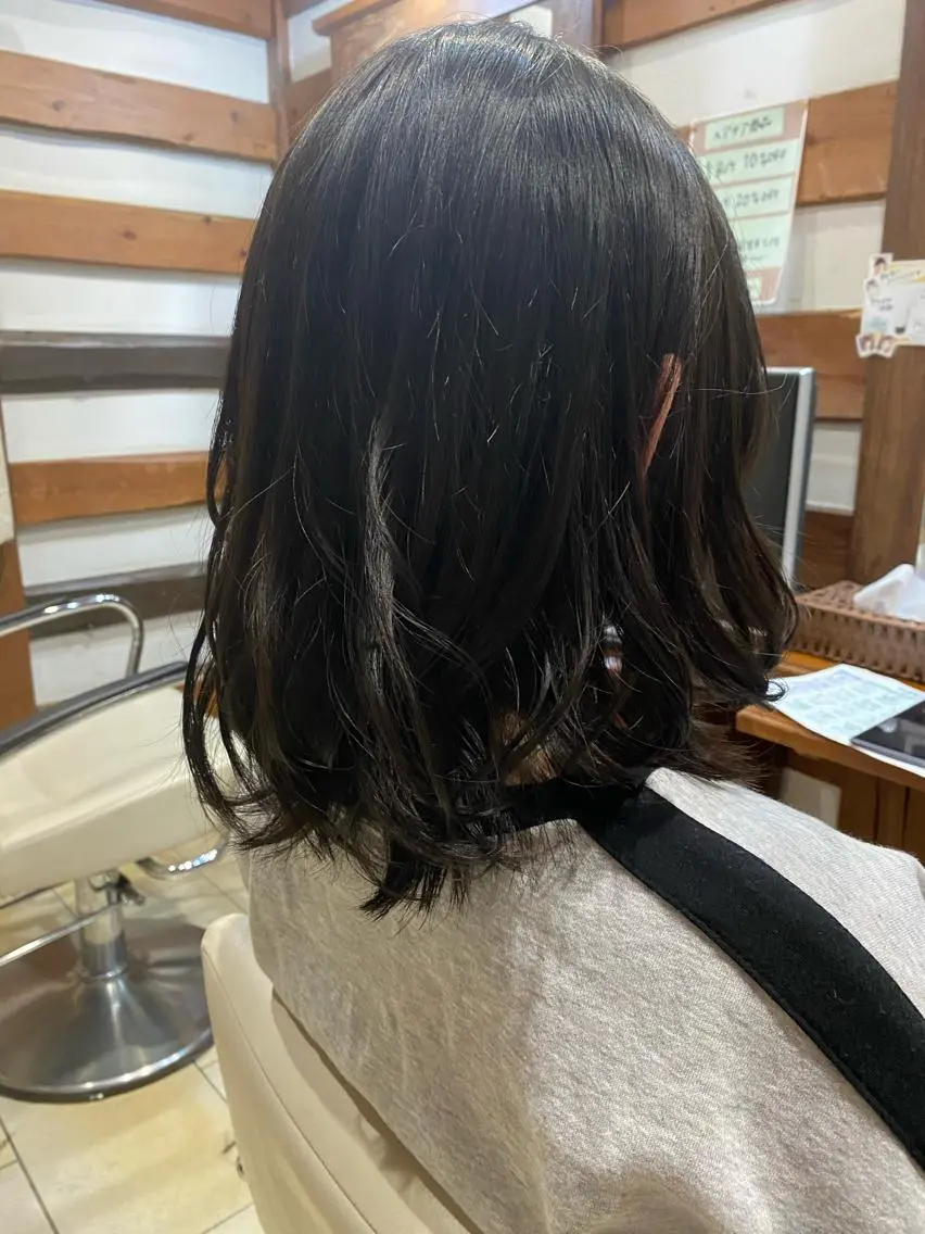 ミディアム 顔周りカット レイヤーカット 岩本 紋音のヘアスタイル