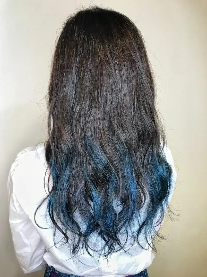 ロング カラー バレイヤージュ ブリーチ ブルーカラー グラデーションカラー ハイライトカラー ヘアカラー トリートメント Miru by INCE HAIRのヘアスタイル