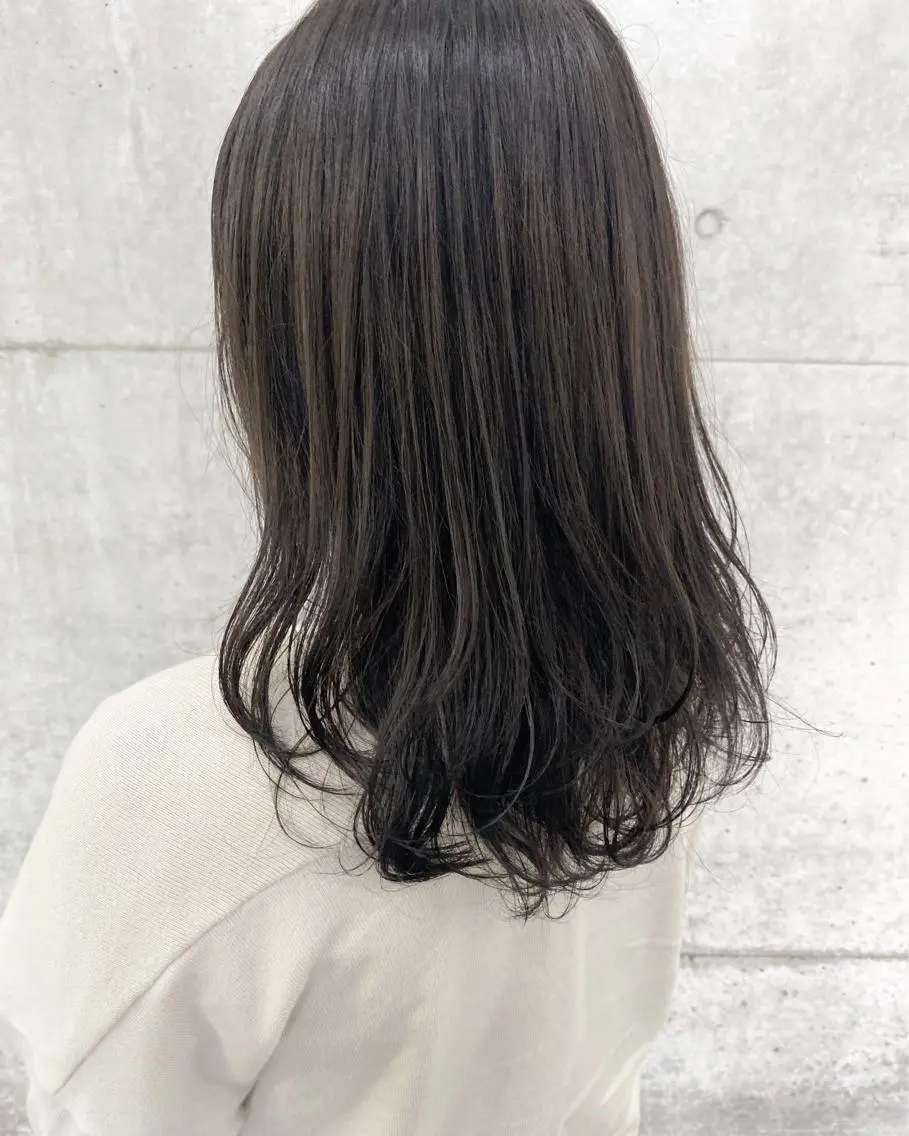 セミロング 秋月 亜耶のヘアスタイル