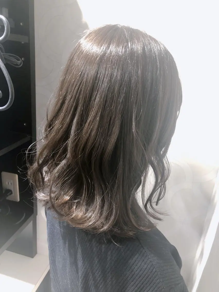 ミディアム カラー ベージュカラー オリーブベージュ 艶髪 ♡Tomiyaのヘアスタイル