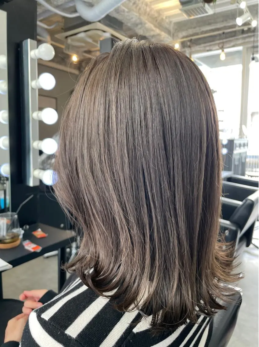 セミロング カラー ベージュカラー オリーブベージュ 外ハネヘア カット ヘアカラー トリートメント ブリーチなし透明感 タケザワミキのヘアスタイル