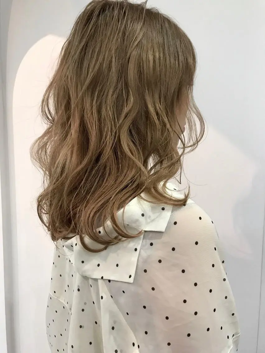 ミディアム カラー いけだ ひかり ハイライトくびれヘアのヘアスタイル