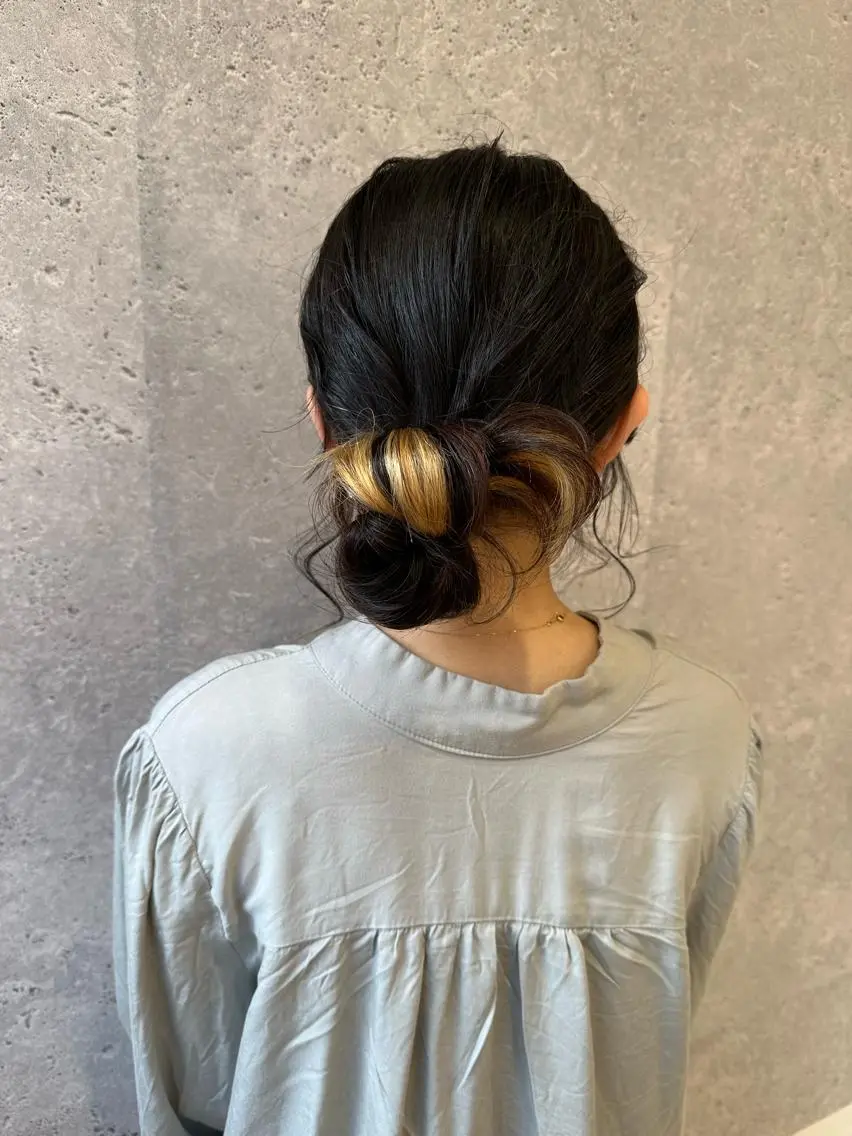 セミロング お団子ヘア 🩰 柔らかいカラー tomomi🌛のヘアスタイル
