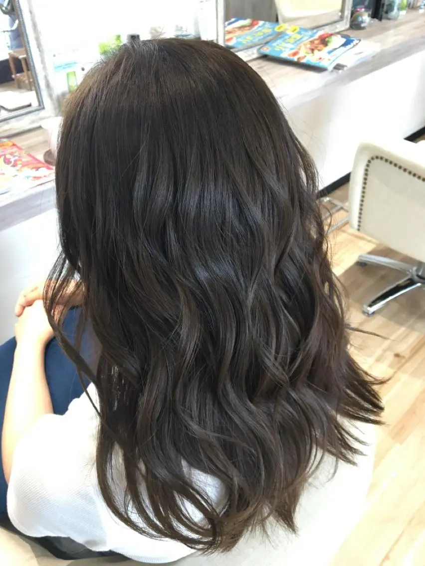 ロング カラー グレージュ Atelier 大内のヘアスタイル
