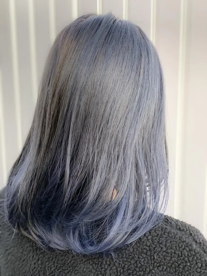 ミディアム カラー アッシュ ブリーチ ブルーカラー ケアブリーチ 大間 礼真のヘアスタイル
