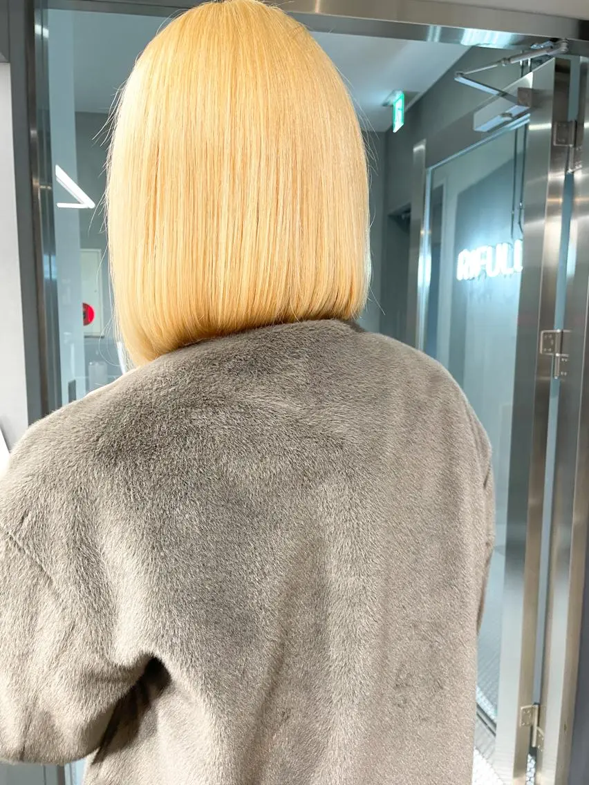 ミディアム カラー ヘアアレンジ 抜きっぱなしブロンド ブロンド La.miu 八王子のヘアスタイル