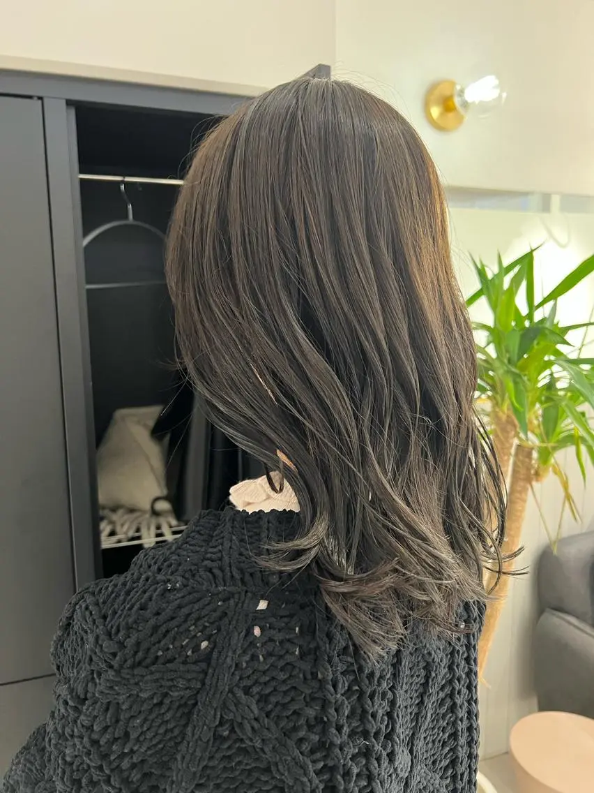 ミディアム カラー ヘアアレンジ グレージュ シアーグレージュ 暗髪カラー🫐パーマ おくだりんかのヘアスタイル