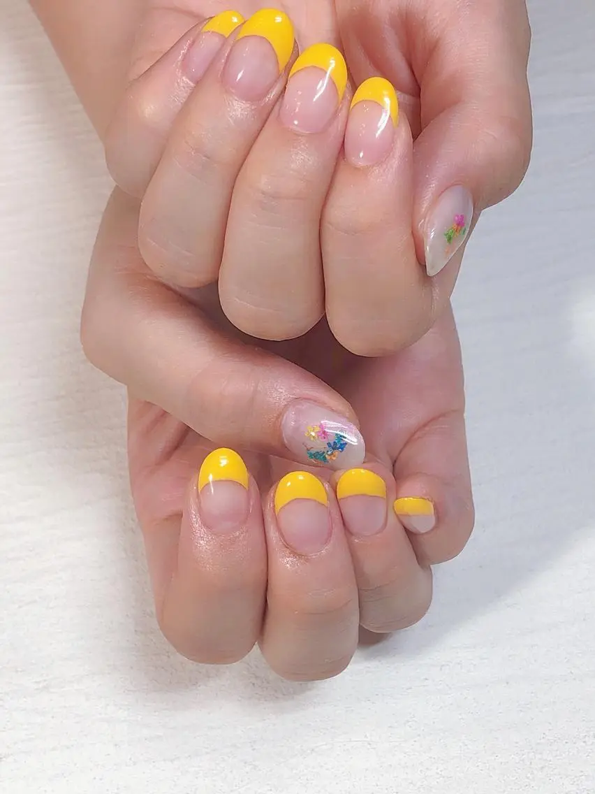 ミディアム ネイル アートネイル フレンチネイル ハンドネイル Blowe ニュアンスのネイルデザイン