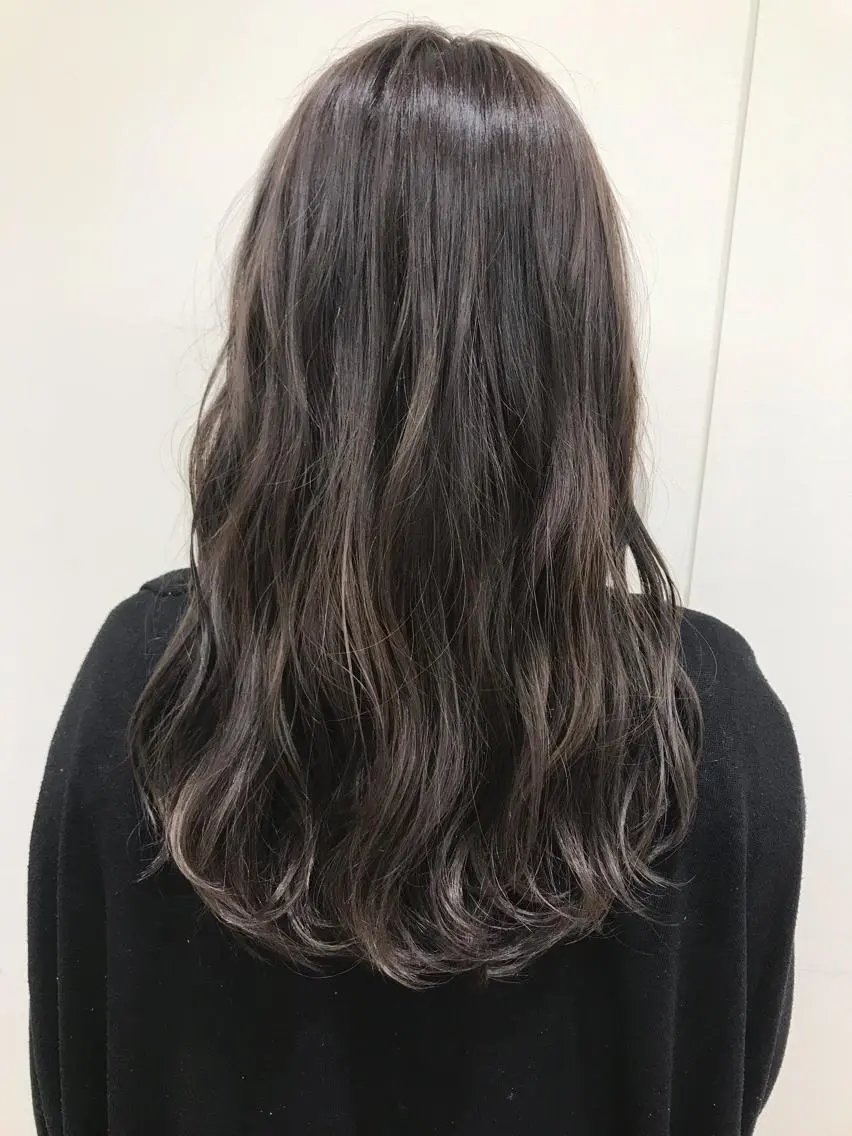 セミロング カラー グレージュ ケアブリーチ 坪井佑樹のヘアスタイル