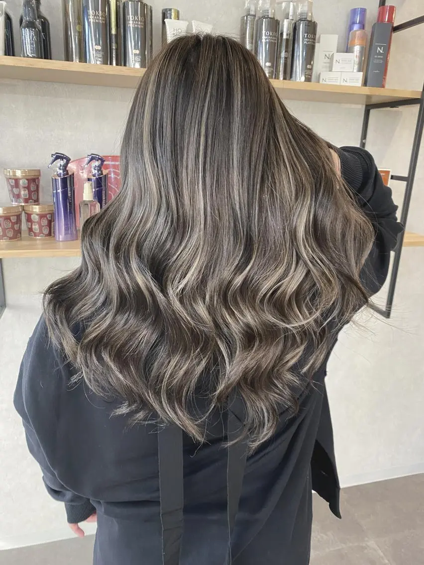 セミロング パーマ ヘアアレンジ カラー ハイトーン カラーのヘアスタイル