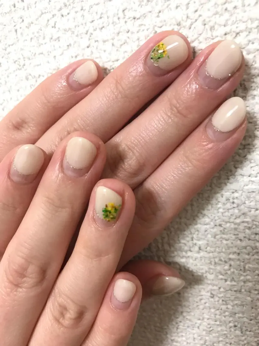 ミディアム カラー パーマ ヘアアレンジ ネイル マツエク・マツパ フラワーネイル ハンドネイル Sunny side nailのネイルデザイン