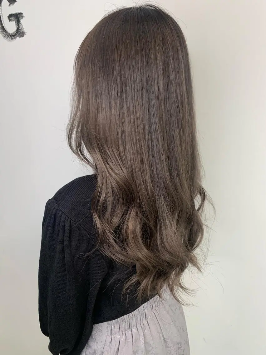 ロング カラー ブリーチ グレージュ 小笠原 菜緒のヘアスタイル