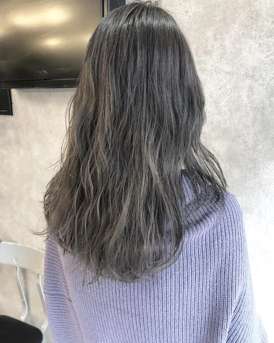 セミロング カラー 顔周りレイヤーカット ブリーチminamiのヘアスタイル