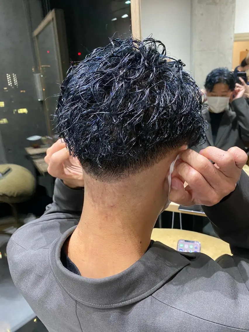 ミディアム カラー パーマ メンズ ミディアムパーマ メンズパーマ カット ヘアカラー トリートメント 似合う髪型見つけます AYAKAのヘアスタイル