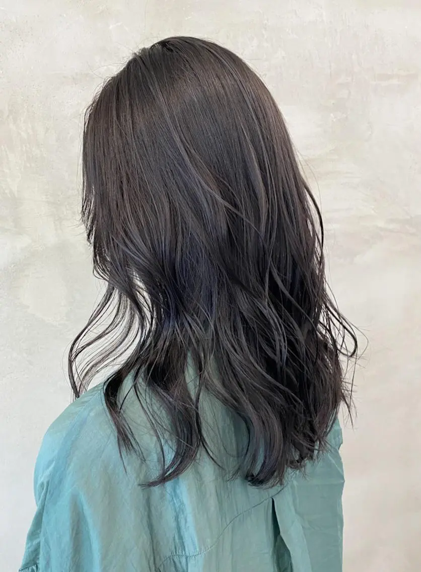 セミロング カラー ブリーチ ダークグレー ダークグレージュ グレージュ ブリーチなしカラー カット ヘアカラー トリートメント 🫧透明感カラー🫧 OIKAWAのヘアスタイル
