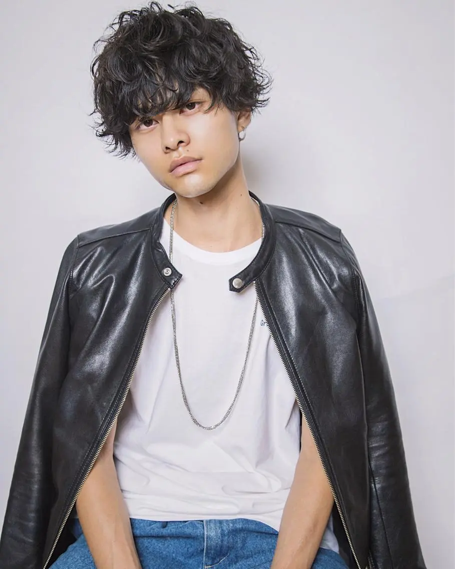 ミディアム カラー パーマ ヘアアレンジ メンズ ミディアムパーマ マッシュ メンズパーマ 小顔カット 松田 亮葉のヘアスタイル