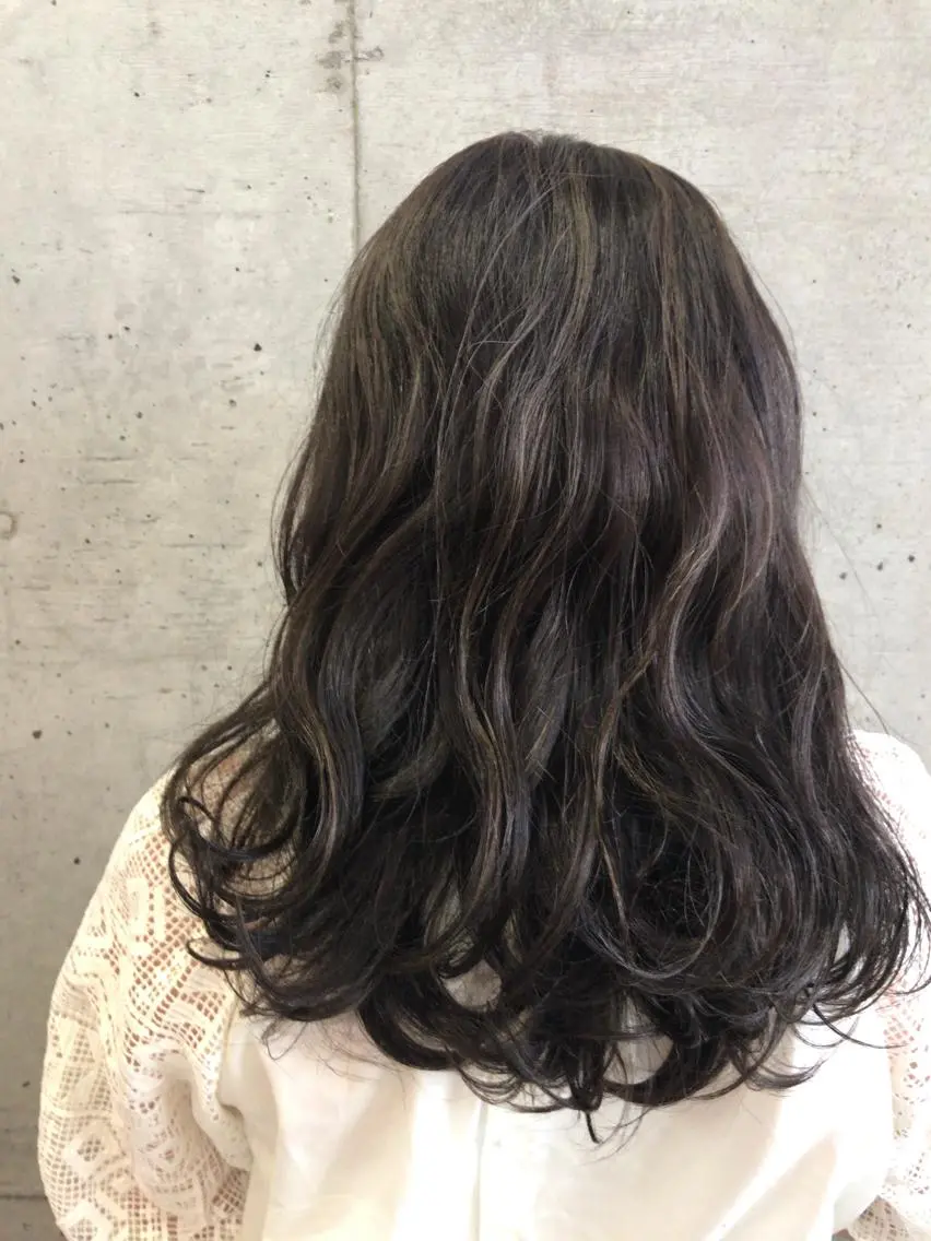 ロング カラー ダークグレー ダークグレージュ グレージュ ハイライトカラー ハイライト 大栗 佑也  髪質改善のヘアスタイル