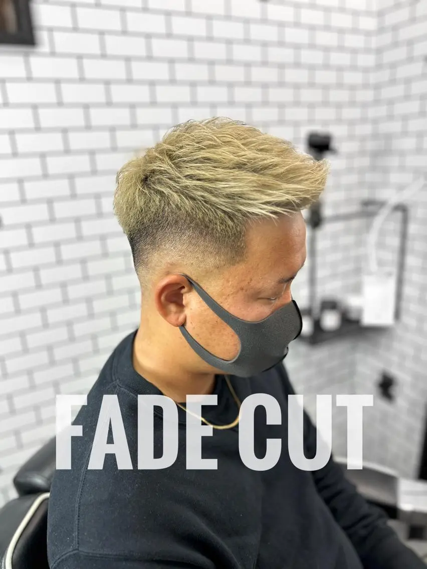 ショート カラー メンズ アップバング センターパート フェードカット メンズパーマ スキンフェード カット ヘアカラー 🔥メンズ特化🔥 谷口力哉のヘアスタイル