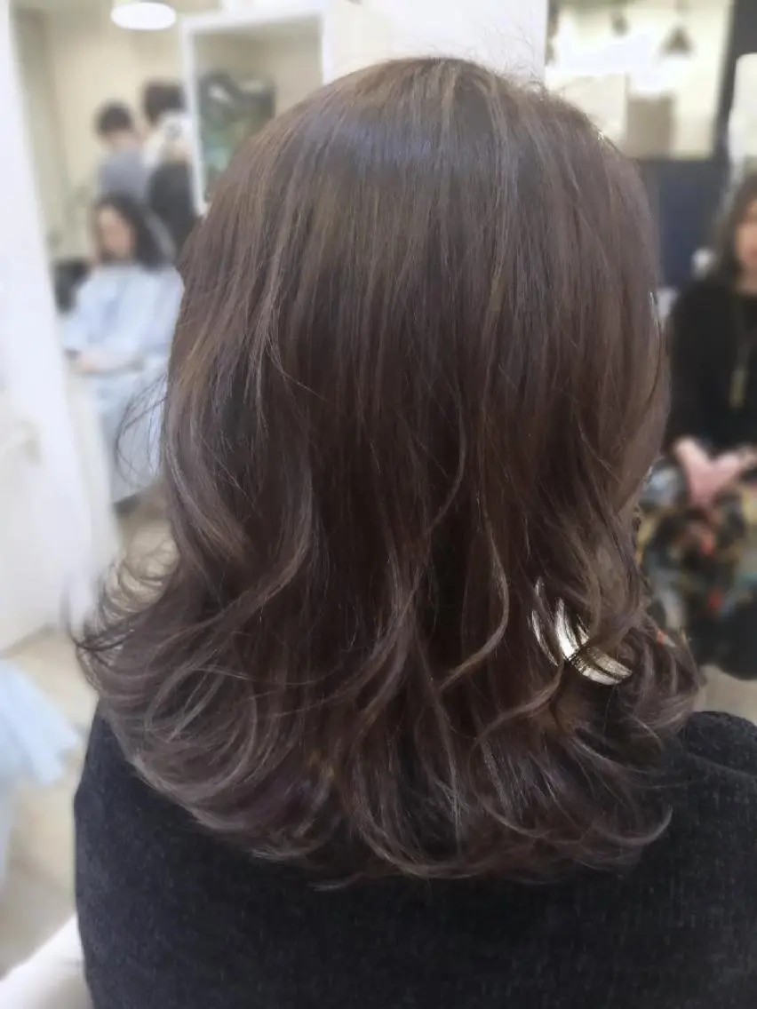 セミロング カラー ラベンダーカラー 池田 恵久美のヘアスタイル