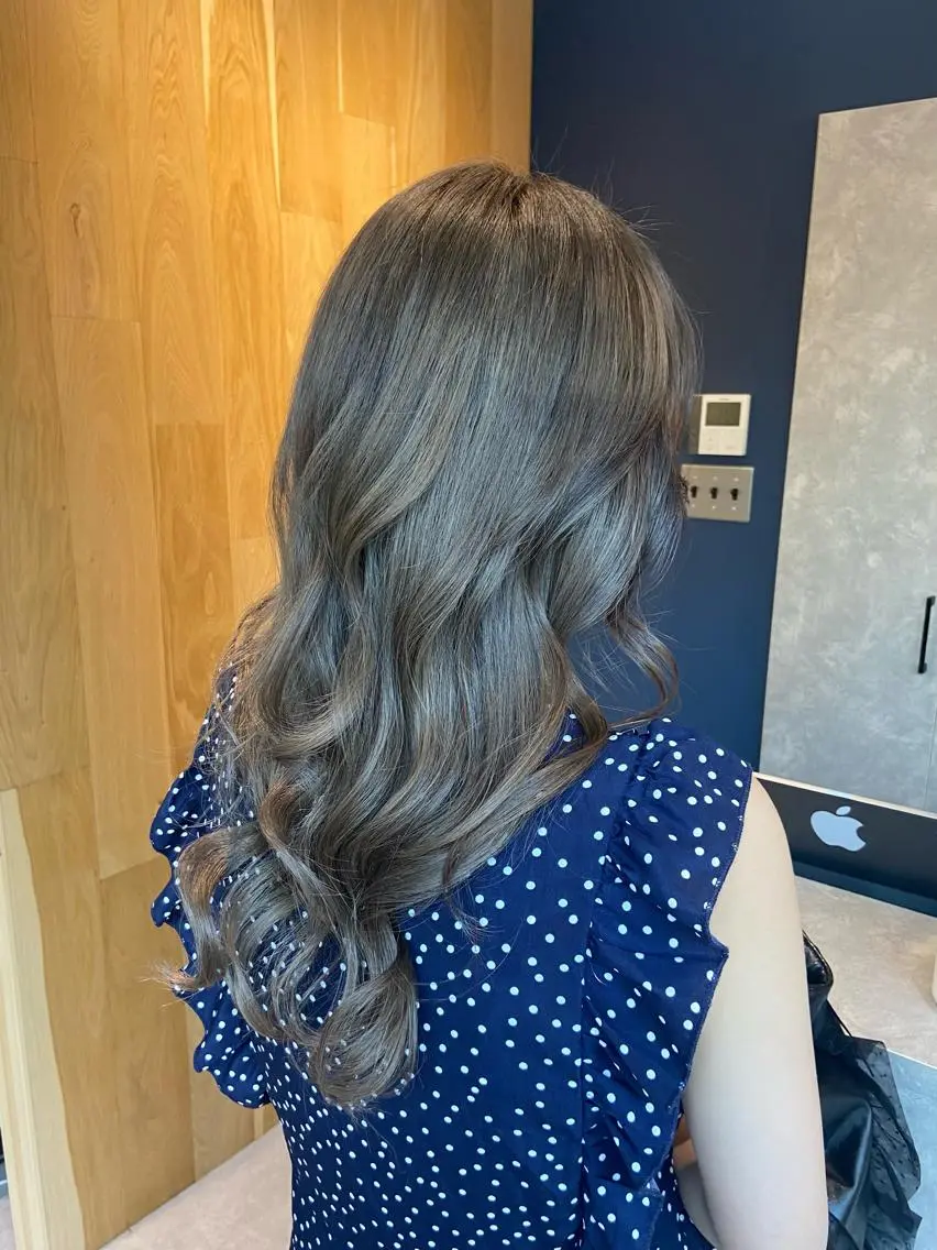 ロング カラー グレージュ ハイトーンカラー ハイトーングレージュ 褒められヘアー ERI✨のヘアスタイル