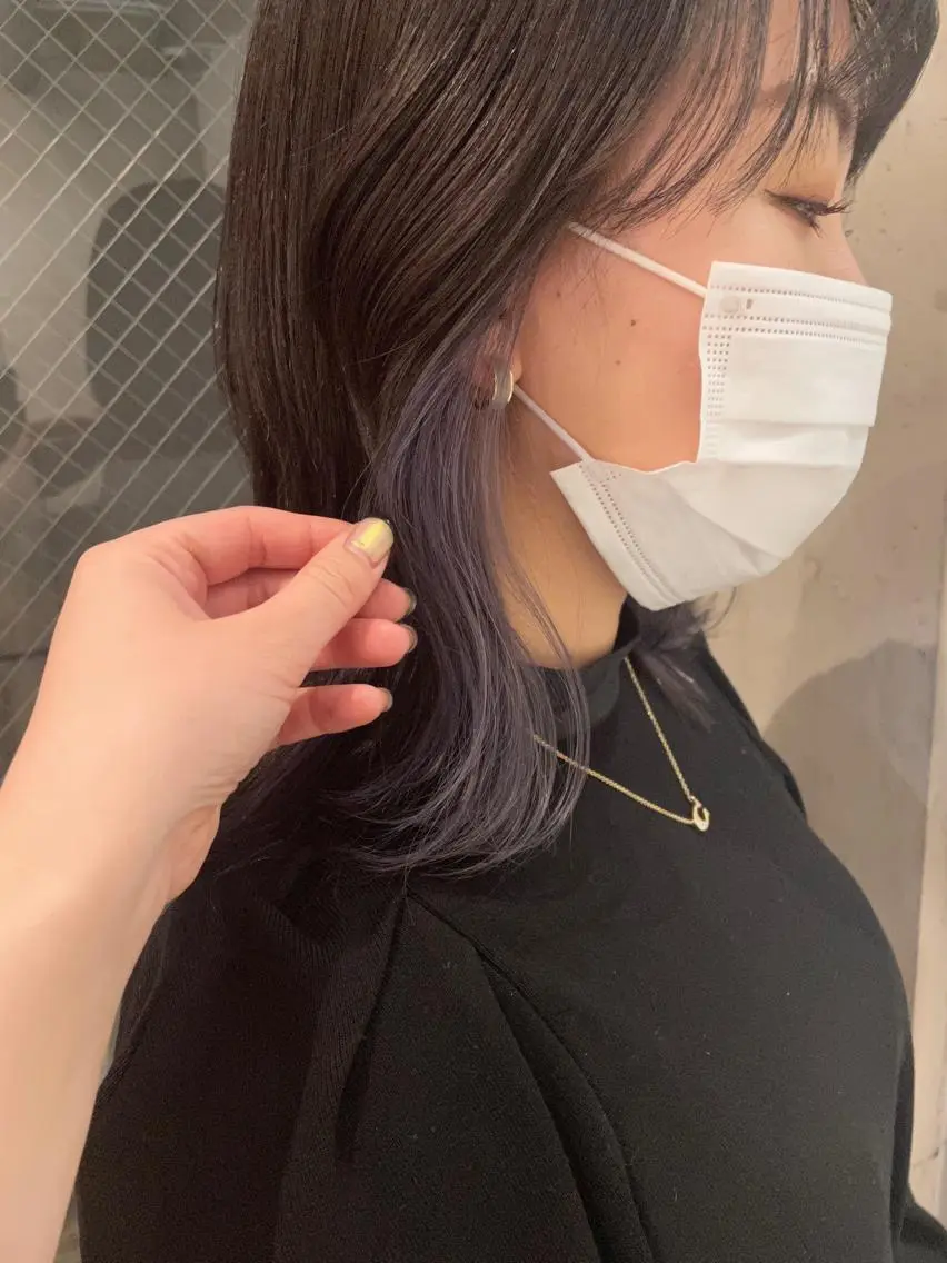 ミディアム カラー デザインカラー イヤリングカラー パープルカラー レイヤーカット🎀 kanaのヘアスタイル