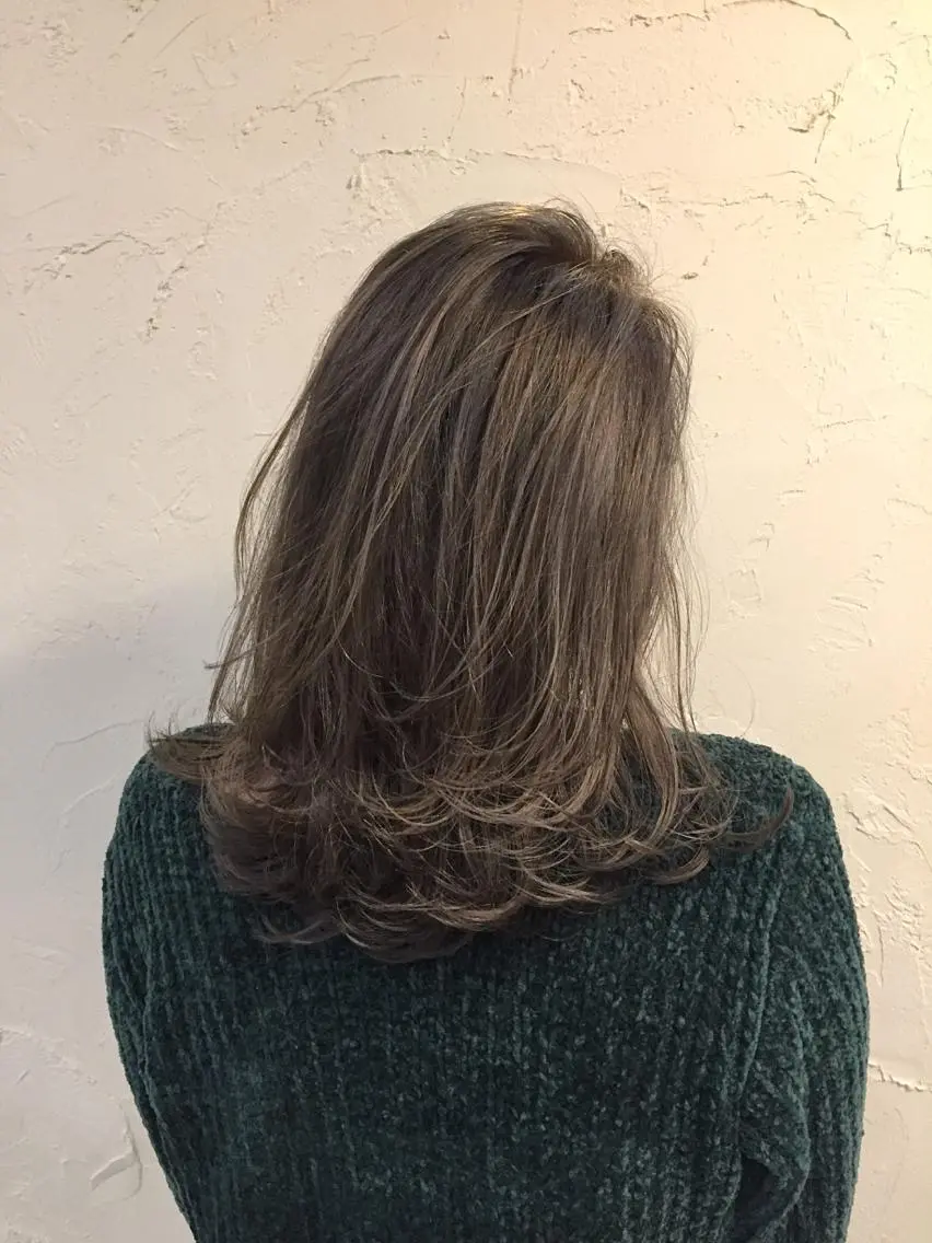 ミディアム カラー ブリーチ カット ヘアカラー 韓国レイヤー外国人風 透明感カラー髪質改善のヘアスタイル