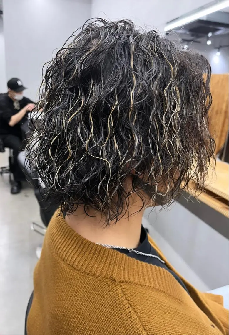 カラー パーマ メンズ メンズハイライト メンズパーマ ツイストスパイラルパーマ ハイライトカラー スパイラルパーマ カット ヘアカラー パーマ トリートメント メンズ支持率NO.1 マサキのヘアスタイル