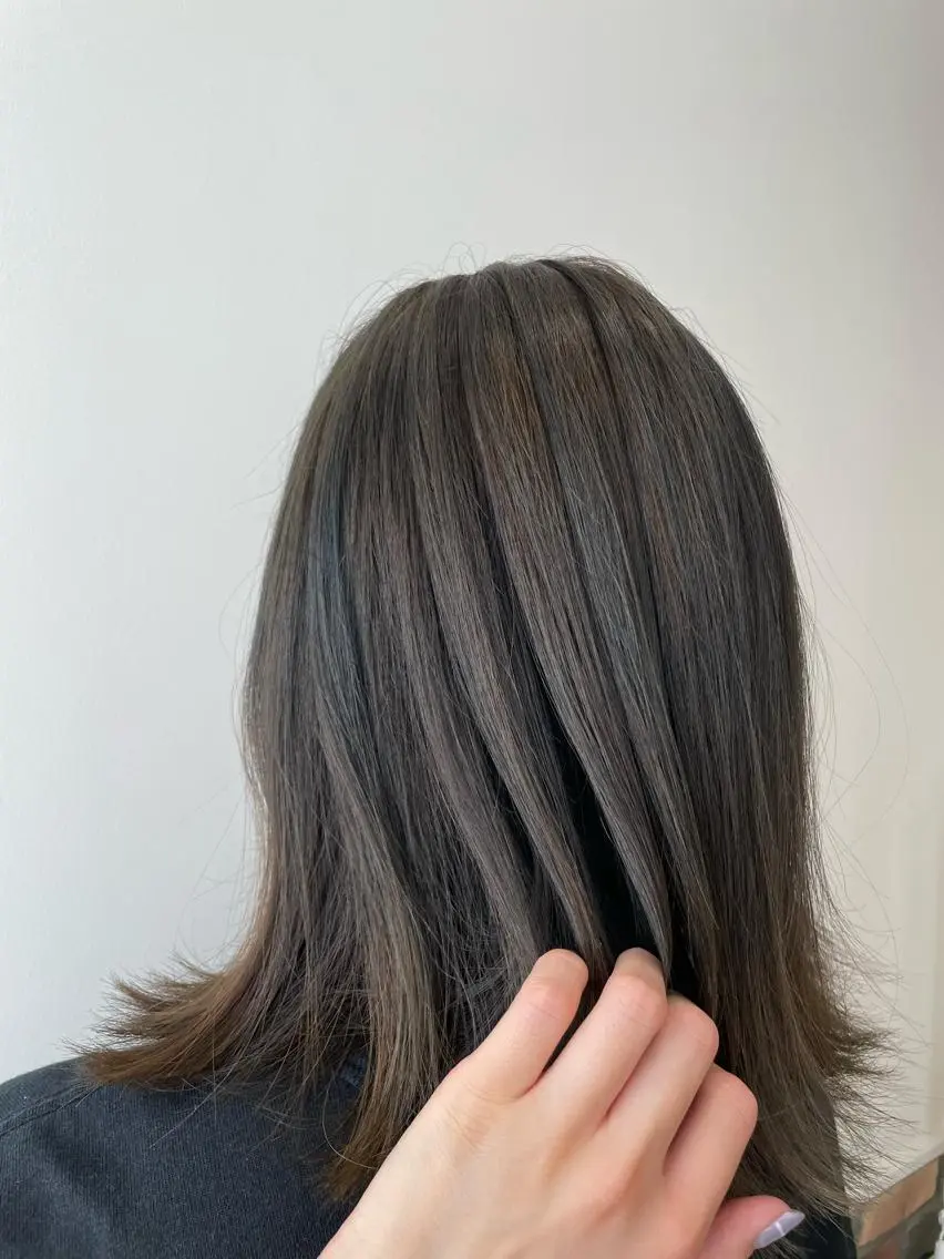 ミディアム カラー 透明感カラー 🩶🩵🩷AIRIのヘアスタイル