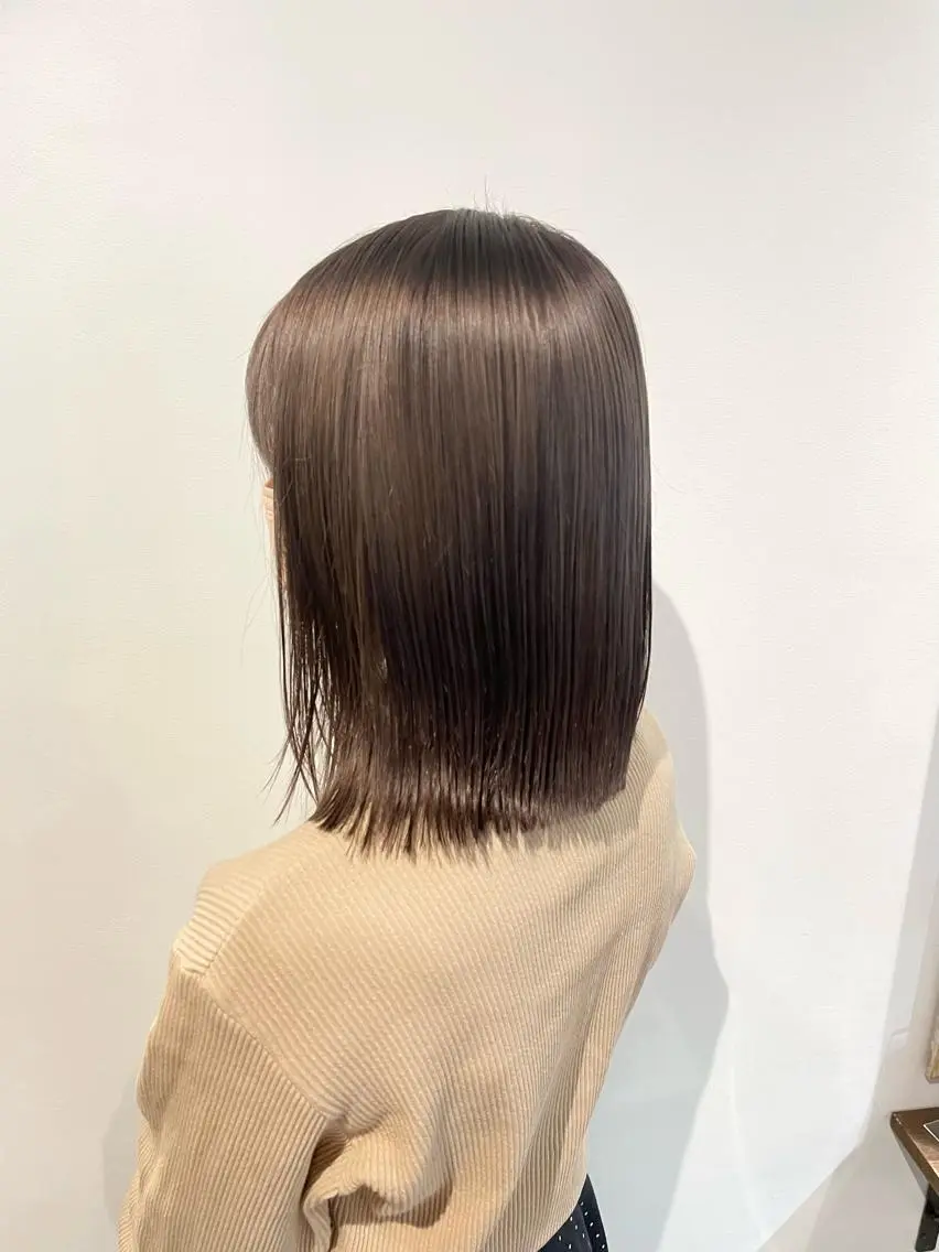 ミディアム カラー ブリーチ グレージュ ヘアアレンジ にいた　かづしげのヘアスタイル