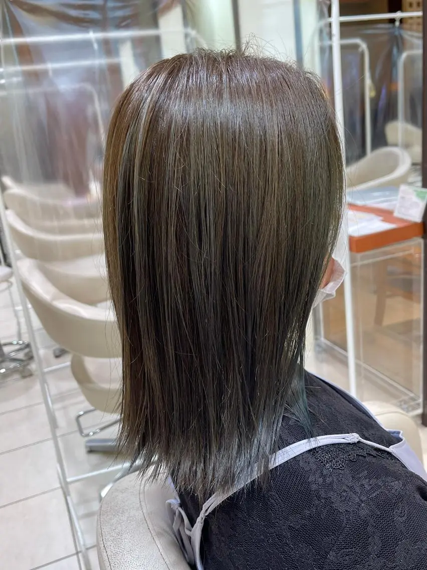 セミロング カラー アッシュ オリーブアッシュ カネヒラ リョウスケのヘアスタイル