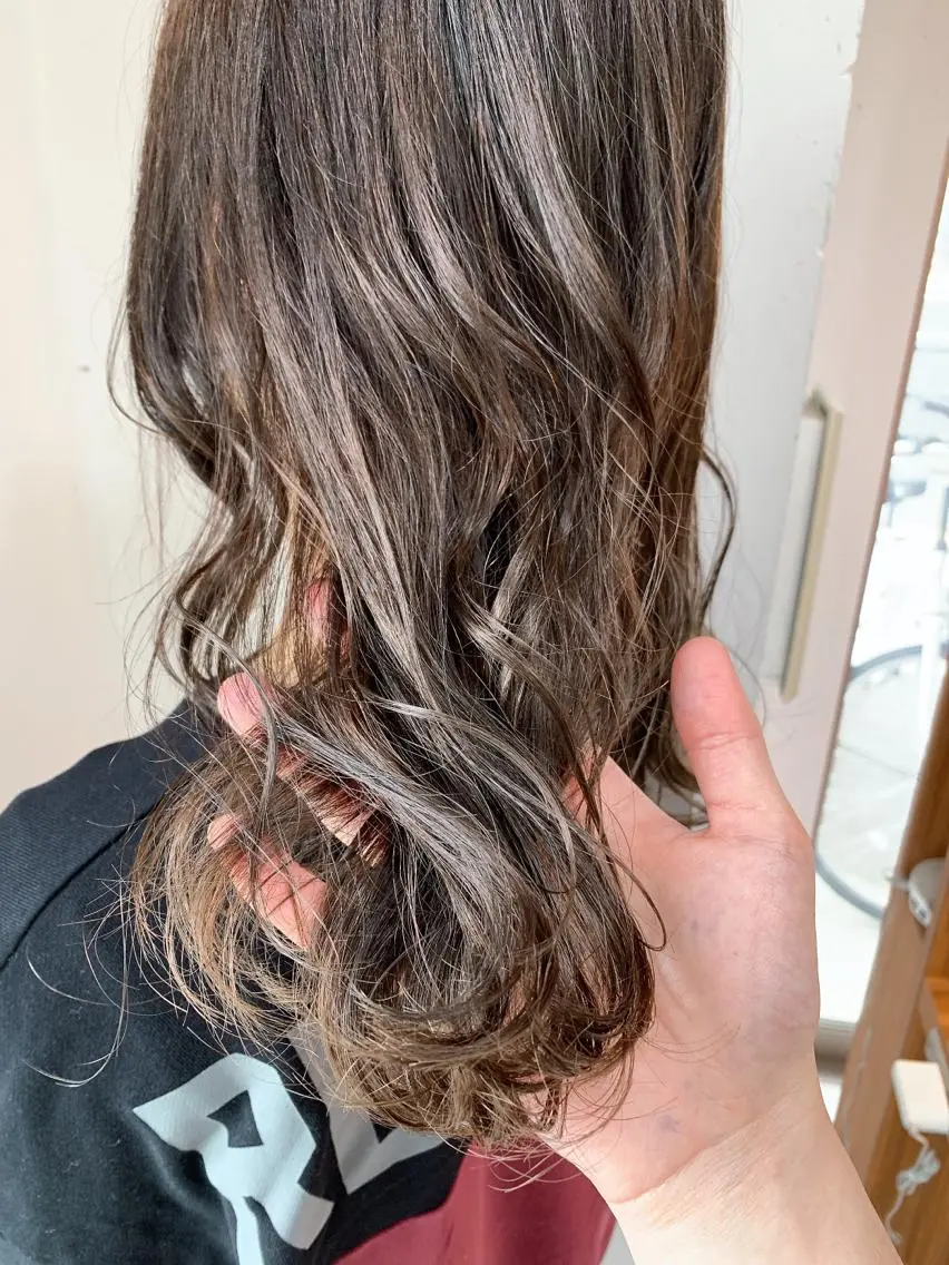 セミロング カラー パーマ ストレートパーマ 白髪ぼかしハイライト 柳川拓哉のヘアスタイル