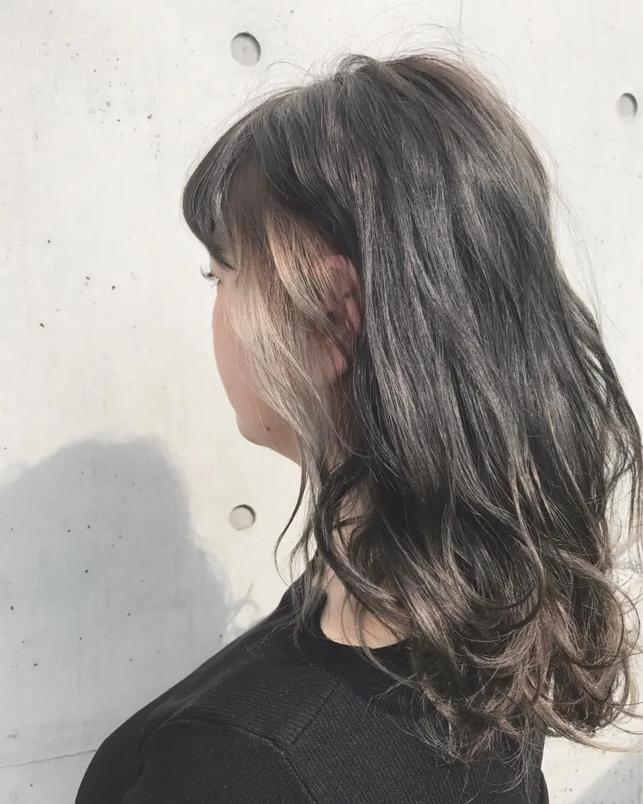 セミロング カラー アッシュ インナーカラー ホワイトアッシュ &SONS 小林亨のヘアスタイル