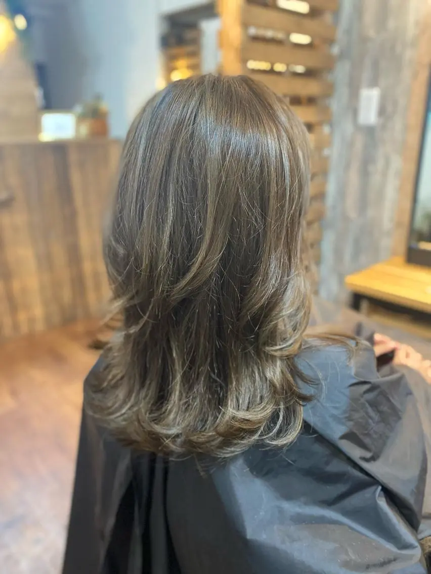 ミディアム カラー ハイライトカラー くびれヘア ハイライト 韓国風ヘア くびれレイヤー カット ヘアカラー トリートメント Luzir⭐︎ GEN⭐︎のヘアスタイル