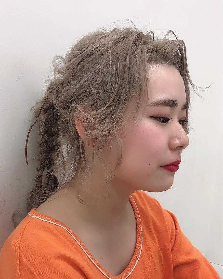 ロング ヘアアレンジ ポニーテール 三つ編み ヘアセット 【ピンク/韓国ヘア/ ヘアセット】亜海のヘアスタイル