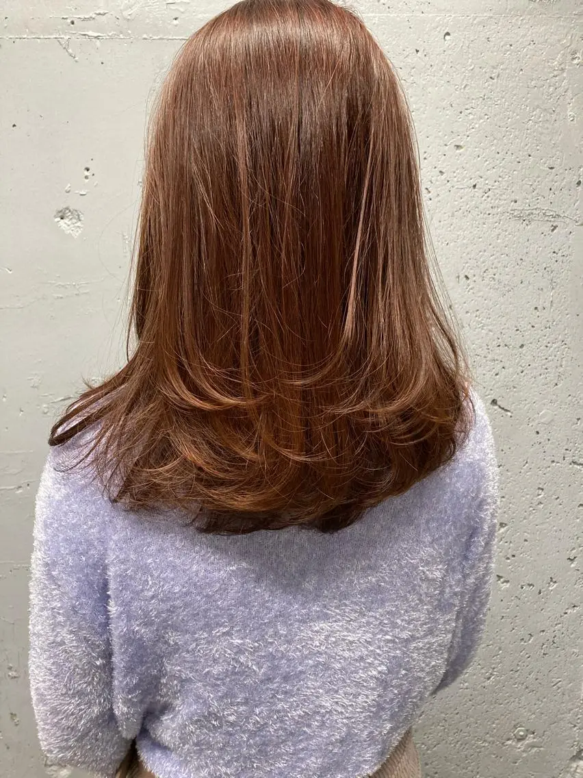 セミロング レイヤーカット 顔まわりレイヤー デザインカットのヘアスタイル