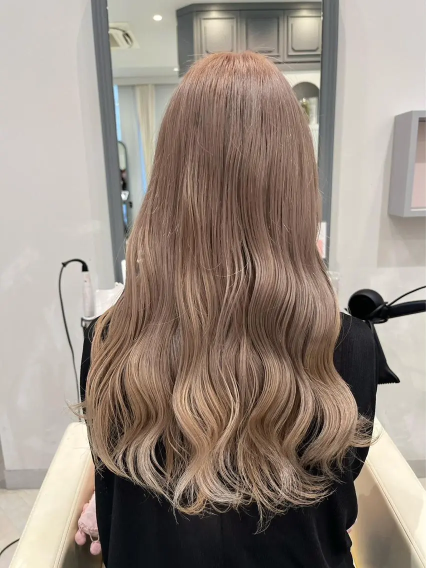 ロング カラー ベージュカラー ブリーチ ミルクティーベージュ クルミ🤍推し活 🎀ピンクカラーのヘアスタイル
