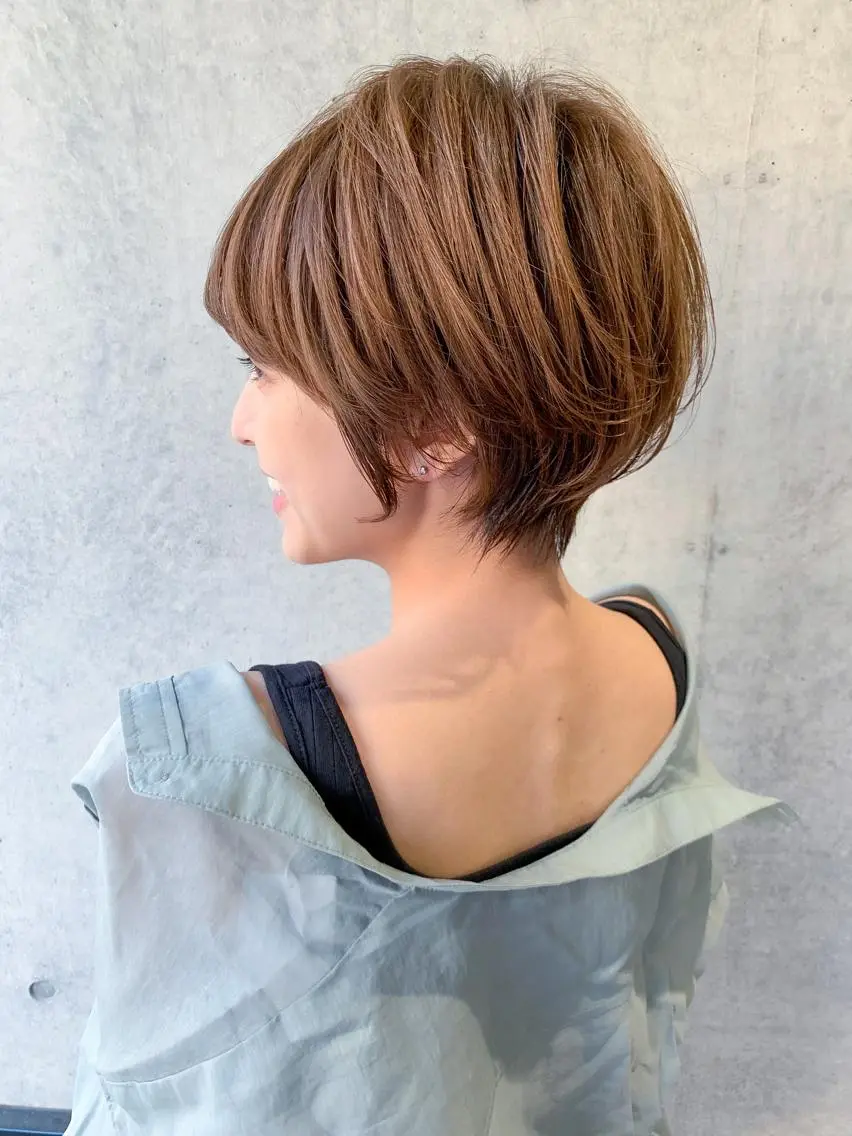 ショート 切りっぱなしボブ ハンサムショート 丸みショート ボブ くせ毛 カット 縮毛矯正 トリートメント ヘアセット Lond enikaのヘアスタイル